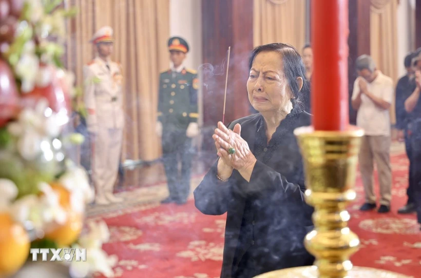 Đại diện gia đình của nguyên Chủ tịch nước Trần Đức Lương tại TP  Hồ Chí Minh tại lễ viếng. Ảnh: TTXVN