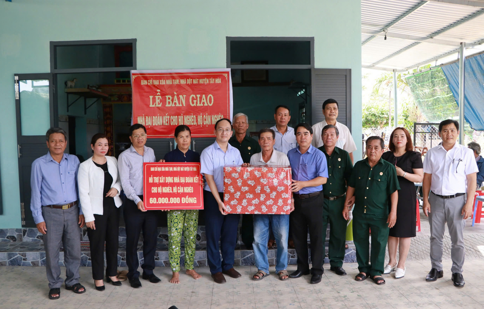 Leaders of the Provincial Fatherland Front Committee, the Peoples Committee, the Fatherland Front Committee and mass organizations of Tay Hoa district accepting and handing over the house to a near-poor household in the district