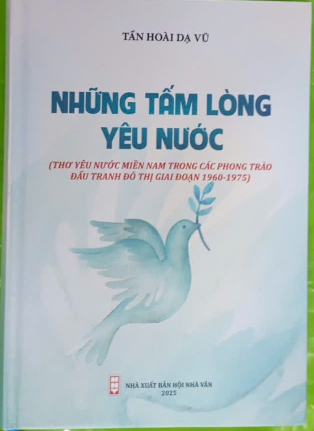 Tập sách Những tấm lòng yêu nước. Ảnh: NGUYỄN TƯỜNG VĂN 