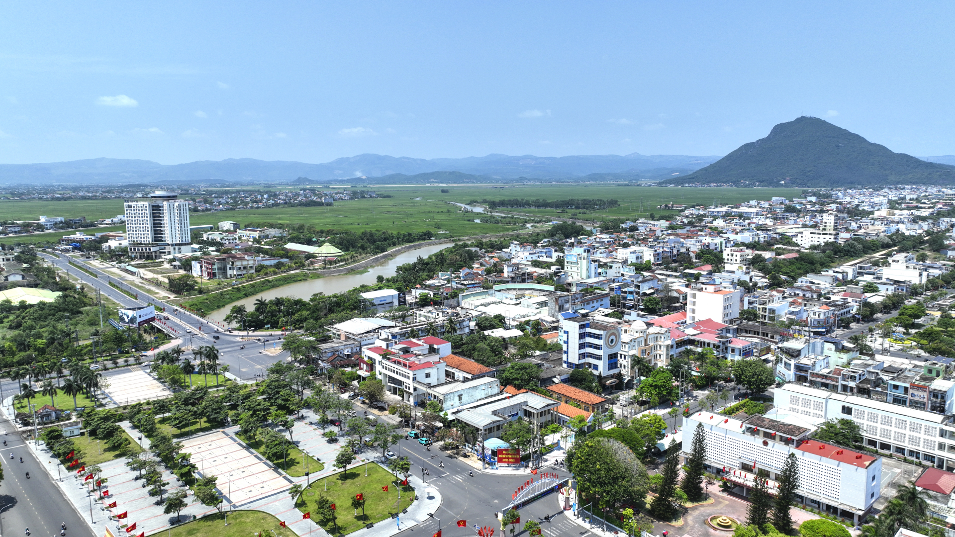 06 commune-level administrative units of Phu Yen province being reorganized to establish 34 new wards and communes (including 7 wards and 27 communes), resulting in a reduction of 72 commune-level administrative units compared to the current number