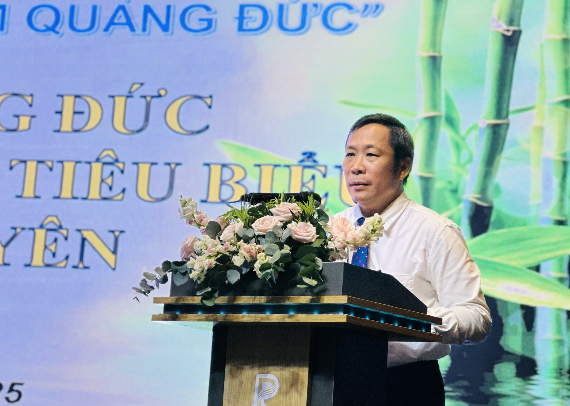 Đồng chí Trần Thanh Hưng trình bày tham luận Gốm Quảng Đức - di sản văn hóa tiêu biểu của Phú Yên. Ảnh: YÊN LAN