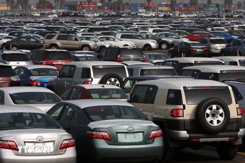 Ôtô nhập khẩu được vận chuyển tại cảng Long Beach, California (Mỹ). Ảnh: Getty Images/TTXVN