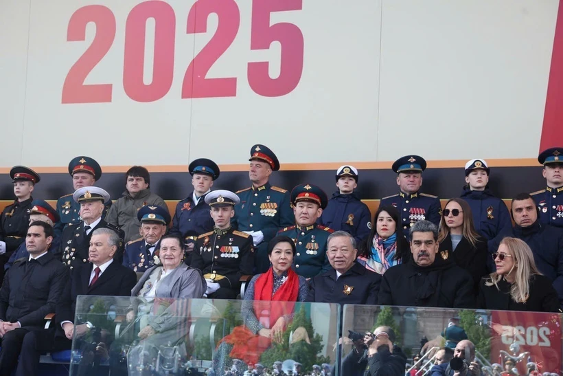 General Secretary of the Communist Party of Vietnam Central Committee To Lam (third, right, front), his spouse Ngo Phuong Ly, along with leaders of various countries, attend the military parade at the Red Square in Moscow on May 9 to celebrate the 80th anniversary of the Victory of the Great Patriotic War (May 9, 1945 – 2025). Photo: VNA
