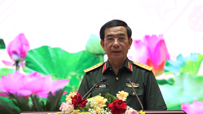 Đại tướng Phan Văn Giang, Ủy viên Bộ Chính trị, Phó Bí thư Quân ủy Trung ương, Bộ trưởng Bộ Quốc phòng, phát biểu tại hội nghị. Ảnh: Vietnam+