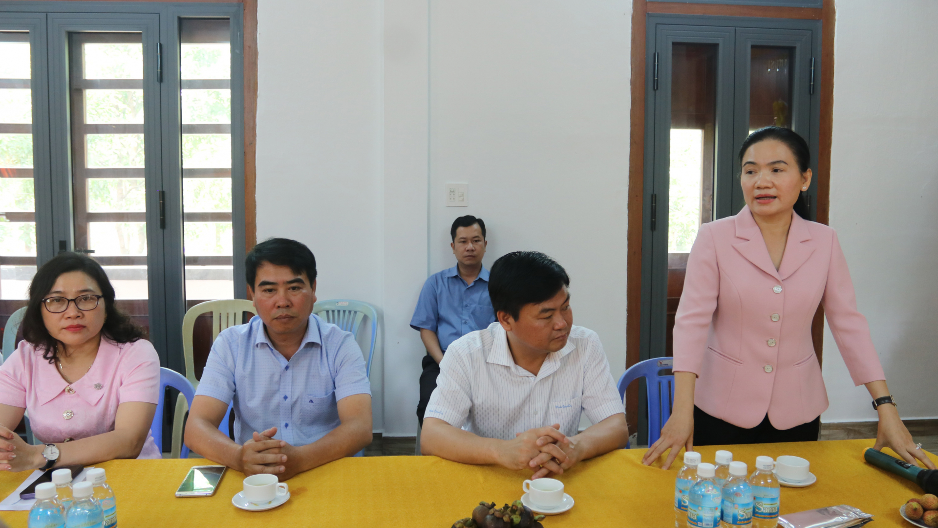 Trưởng ban Tuyên giáo và Dân vận Tỉnh ủy Đinh Thị Thu Thanh thăm hỏi sức khỏe, chúc các vị chức sắc, tăng ni, phật tử đón đại lễ Phật đản an lạc, hạnh phúc. Ảnh: HÀ MY