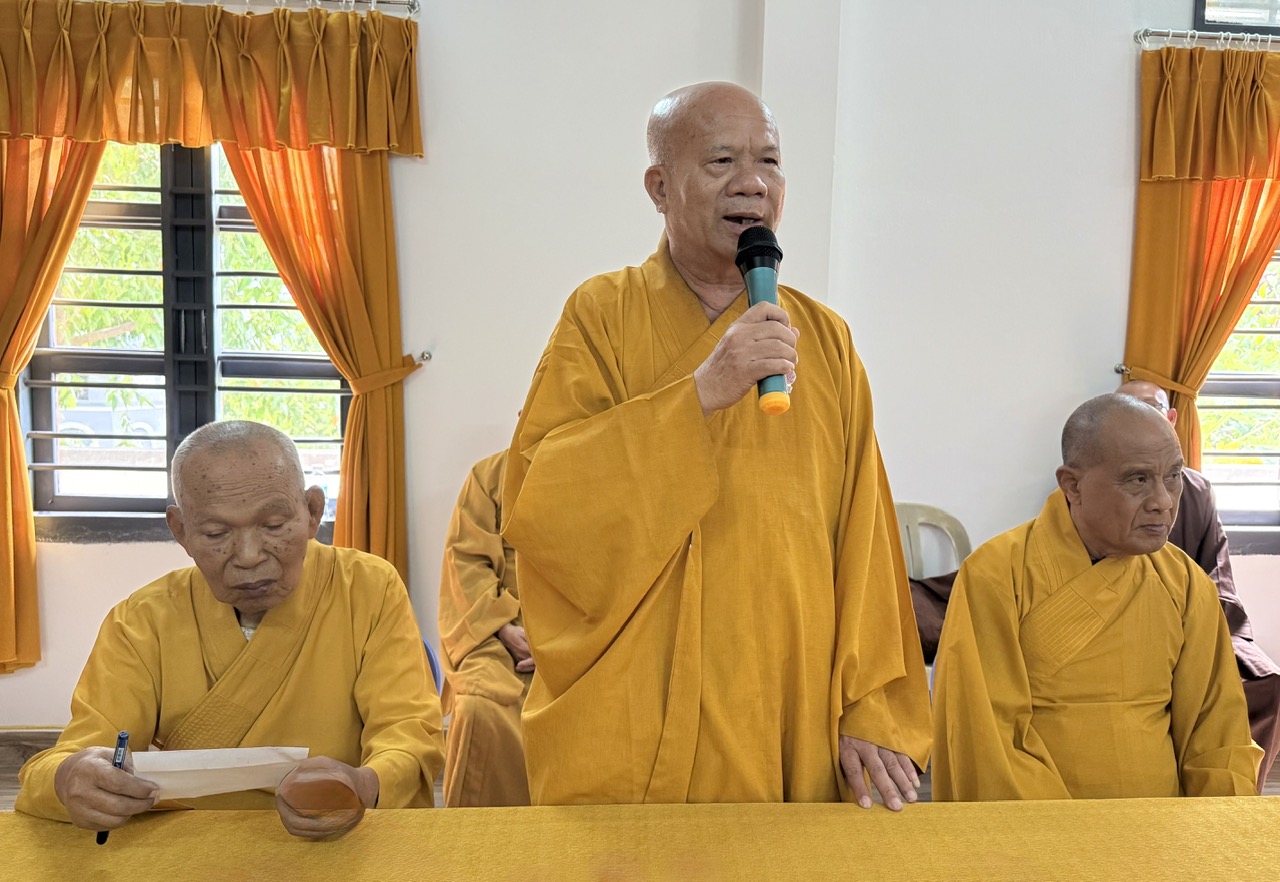 Hòa thượng Thích Thông Hòa, Ủy viên dự khuyết Hội đồng Trị sự Giáo hội Phật giáo Việt Nam, Phó Trưởng ban Trị sự Giáo hội Phật giáo tỉnh báo cáo một số kết quả của Đoàn đại biểu của Giáo hội Phật giáo Việt Nam tỉnh dự Đại lễ Phật đản Vesak Liên hợp quốc 2025. Ảnh: HÀ MY
