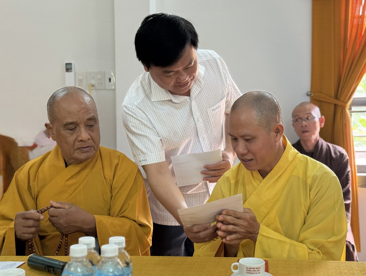 Phó Chủ tịch HĐND tỉnh Đỗ Thái Phong tặng quà của tỉnh cho các vị Thường trực Ban Trị sự Giáo hội Phật giáo tỉnh. Ảnh: HÀ MY