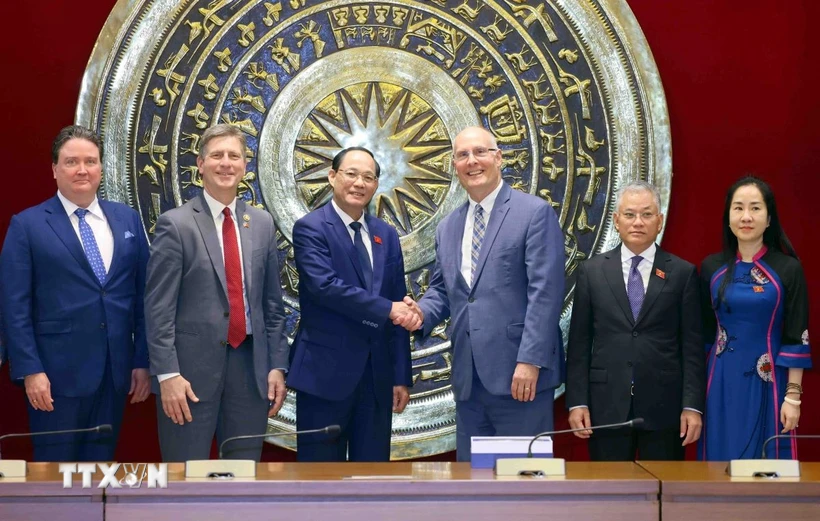 Phó Chủ tịch Quốc hội Trần Quang Phương với ông John Moolenaar, Hạ nghị sĩ bang Michigan, Hạ viện Hoa Kỳ. Ảnh: TTXVN