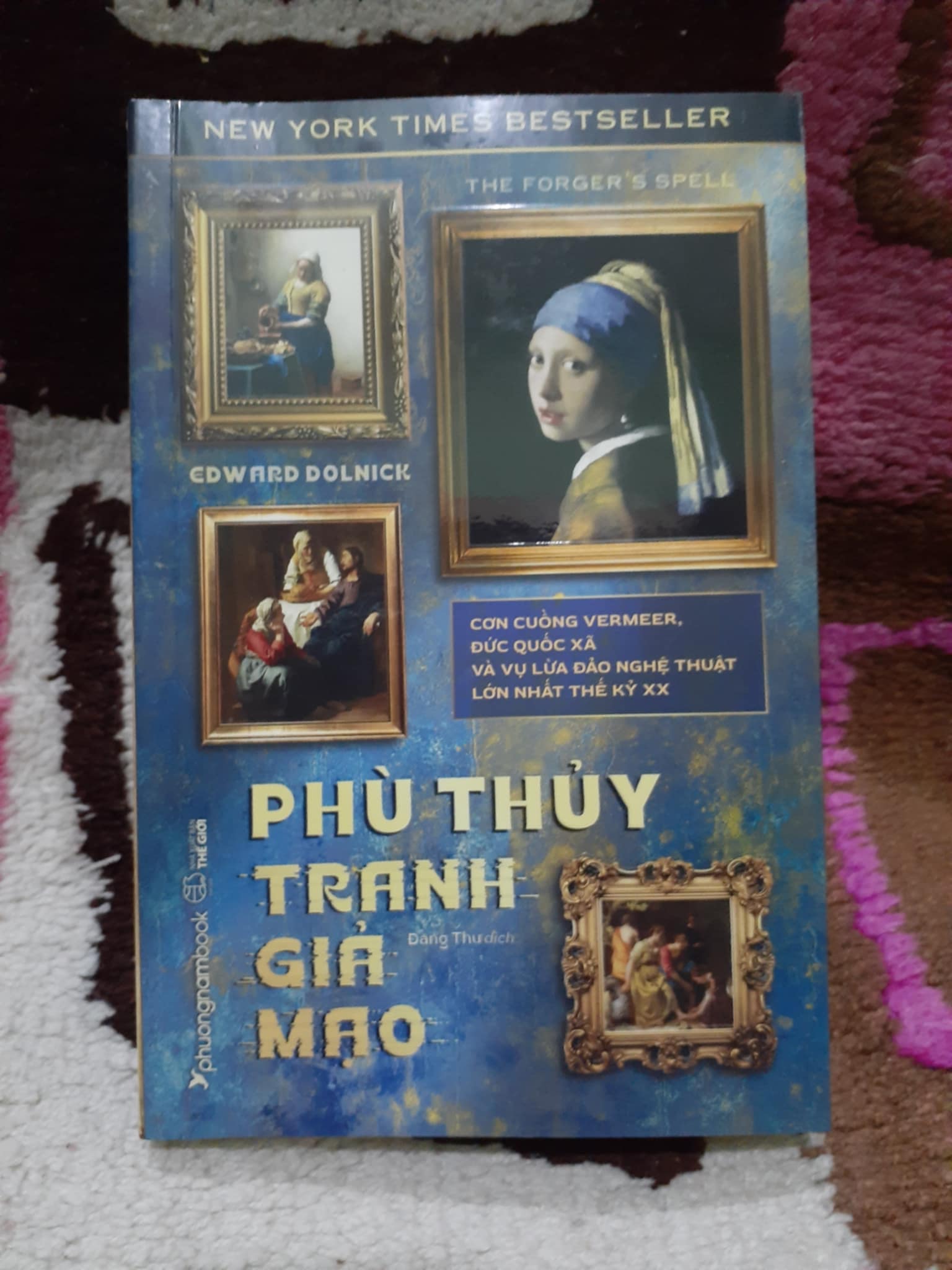Cuốn sánh Phù thủy tranh giả mạo. Ảnh: CTV