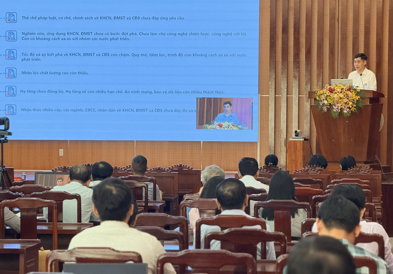 Cục trưởng Cục Chuyển đổi số quốc gia Nguyễn Thành Phúc báo cáo chuyên đề tại hội nghị. Ảnh: HÀ MY