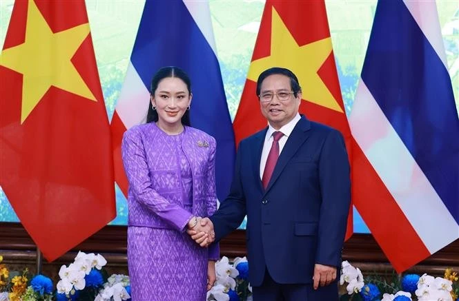 Prime Minister Pham Minh Chinh (R) receives Thai Prime Minister Paetongtarn Shinawatra in Hanoi on May 16. Photo: VNA