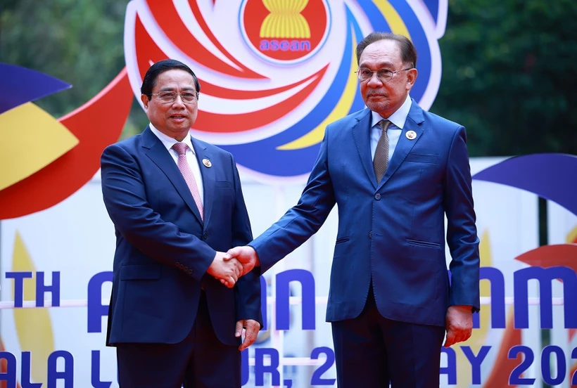 Malaysian Prime Minister Anwar Ibrahim (R) welcomes Prime Minister Pham Minh Chinh. Photo: VNA
