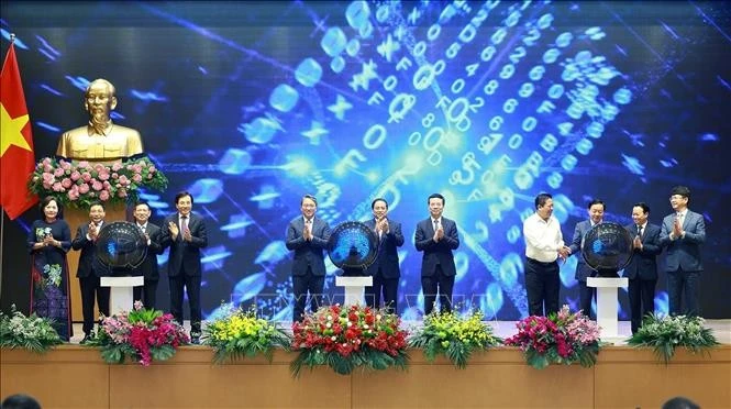 Prime Minister Pham Minh Chinh and delegates launch the national legal portal. Photo: VNA