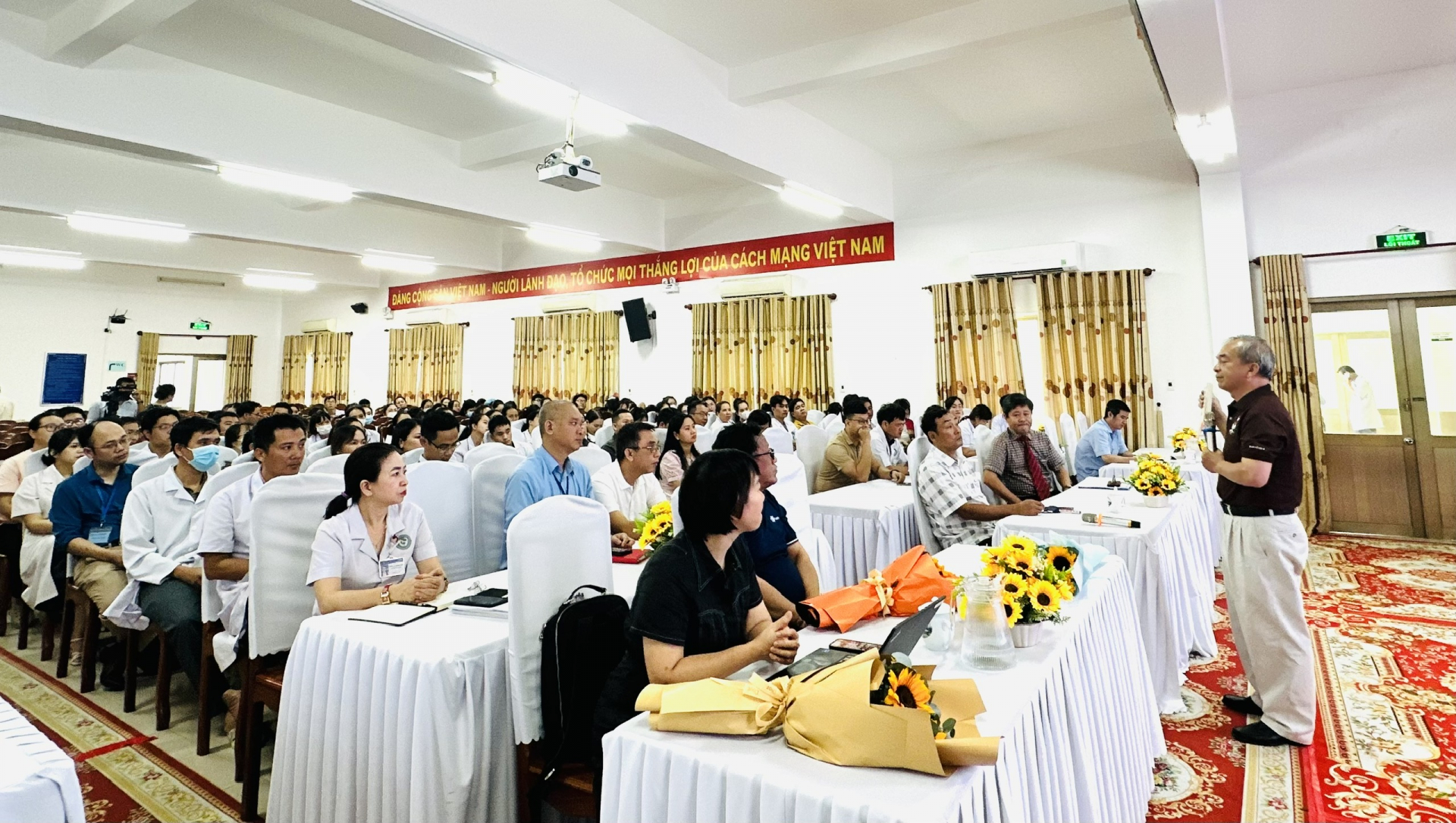 Quang cảnh chương trình sinh hoạt khoa học. Ảnh: YÊN LAN