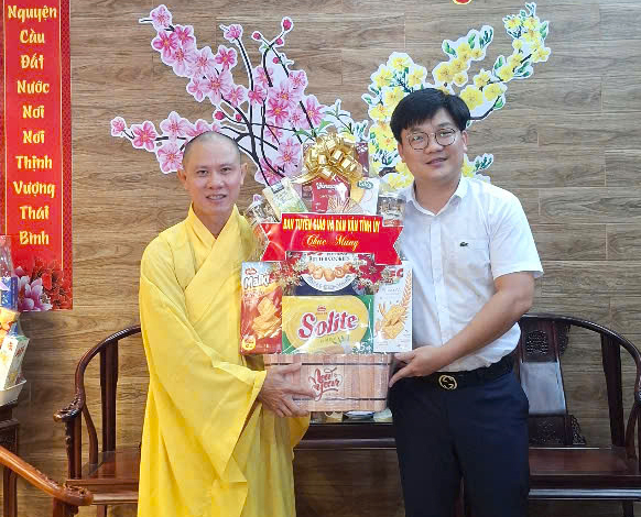 Lãnh đạo Ban Tuyên giáo và Dân vận Tỉnh ủy thăm, chúc mừng các chức sắc nhân đại lễ Phật đản