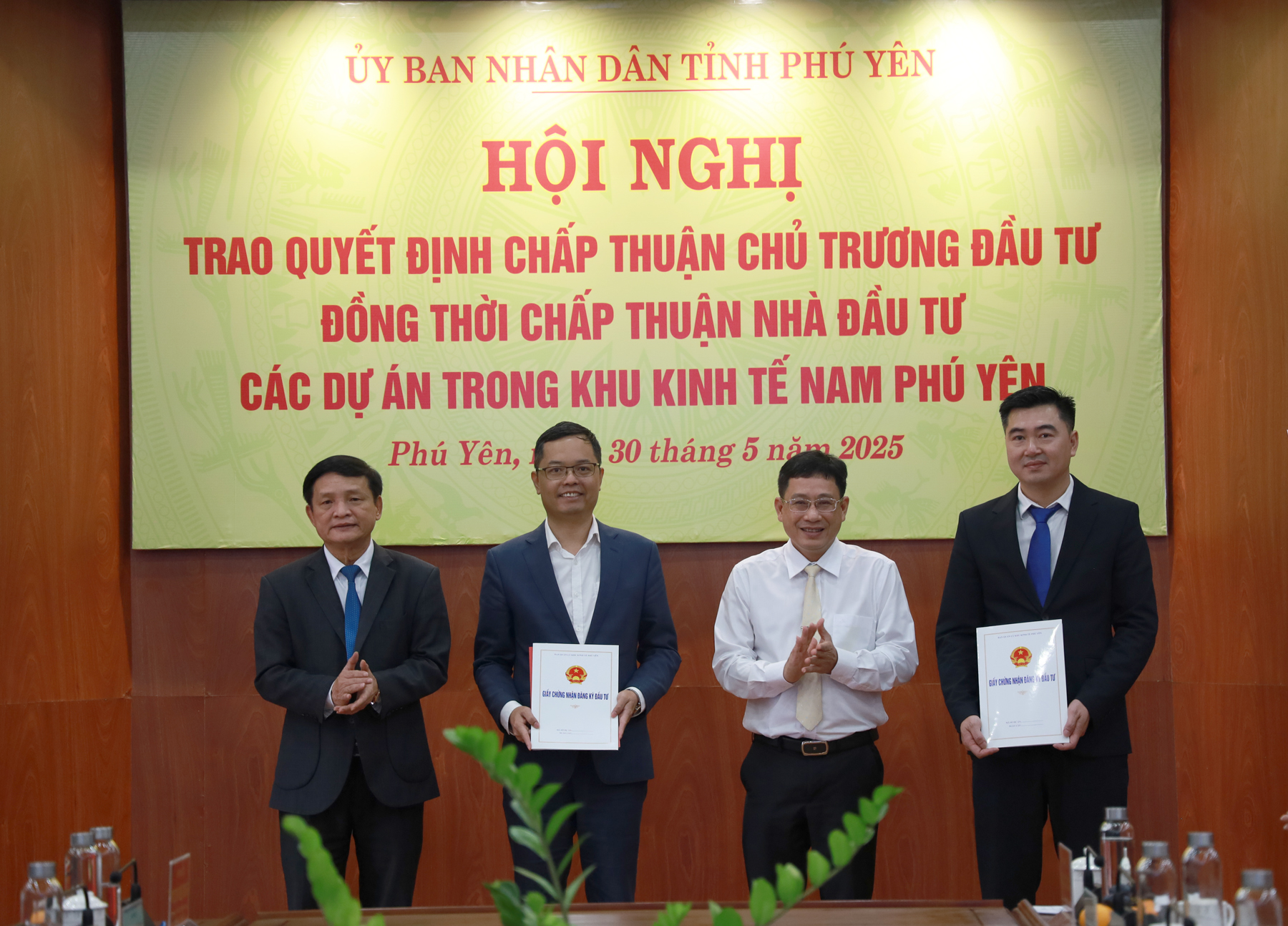 Phó Chủ tịch thường trực UBND tỉnh Lê Tấn Hổ và Trưởng Ban Quản lý Khu Kinh tế Phú Yên Huỳnh Lữ Tân trao Quyết định chấp thuận chủ trương đầu tư đồng thời chấp thuận nhà đầu tư và chứng nhận đầu tư cho các nhà đầu tư. Ảnh: KHÁNH HÀ