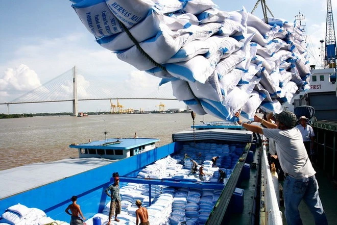 Loading rice at Sai Gon port. Photo: VNA