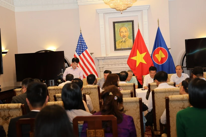 MoIT Minister Nguyen Hong Dien, who is also head of the Government negotiation team, chairs a meeting with team members and representatives from relevant agencies before the first negotiation round. Photo: moit.gov.vn