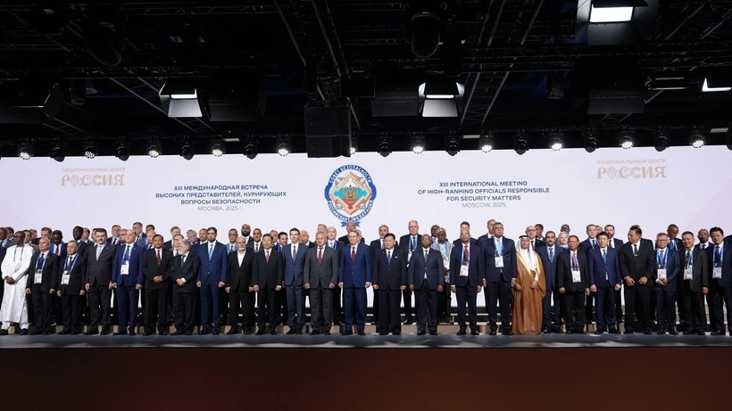 Delegates to the 13th International Meeting of High Representatives for Security Issues pose for a group photo. Photo: VNA