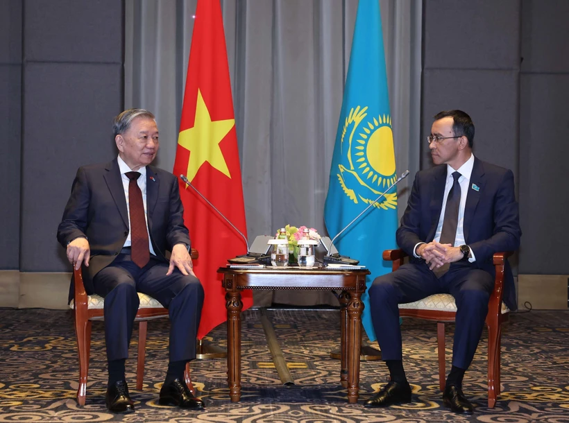 Party General Secretary To Lam (L) meets with Chairman of the Senate of the Parliament of Kazakhstan Maulen Ashimbayev. Photo: VNA