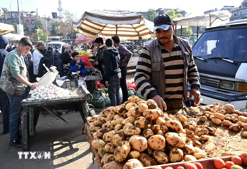 Người dân tại một khu chợ ở Damascus (Syria). Ảnh: THX/TTXVN