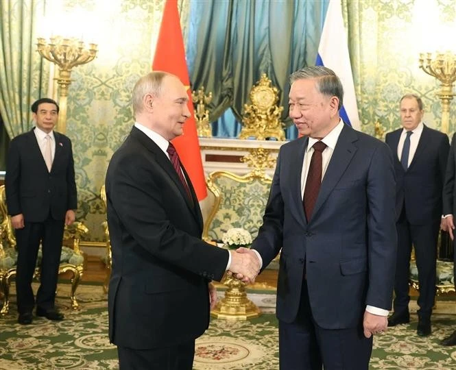 General Secretary of the Communist Party of Vietnam (CPV) Central Committee To Lam (R) and Russian President Vladimir Putin at the Kremlin Palace in Moscow on May 10 (local time). Photo: VNA