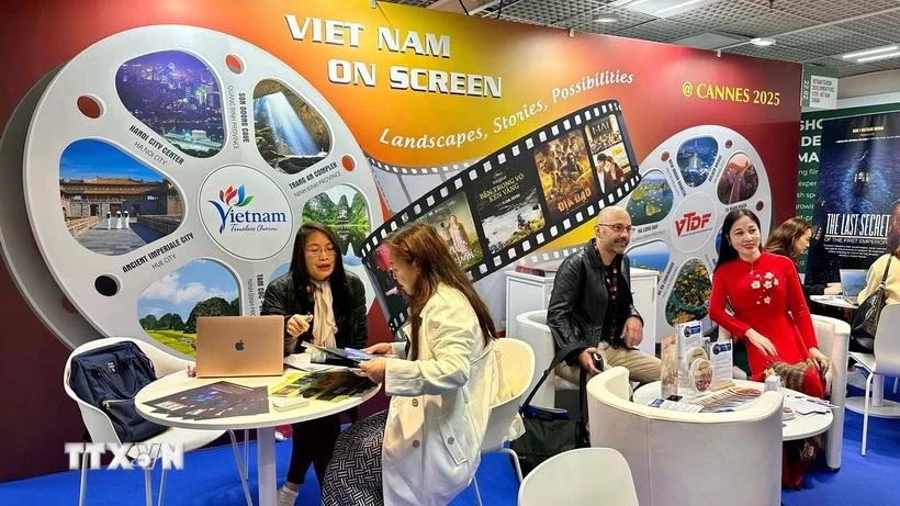 Partners talk with Vietnamese film producers. Photo: VNA