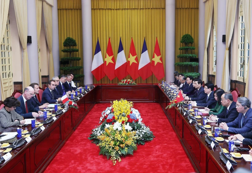 The talks between State President Luong Cuong and his French counterpart Emmanuel Macron in Hanoi on May 26. Photo: VNA
