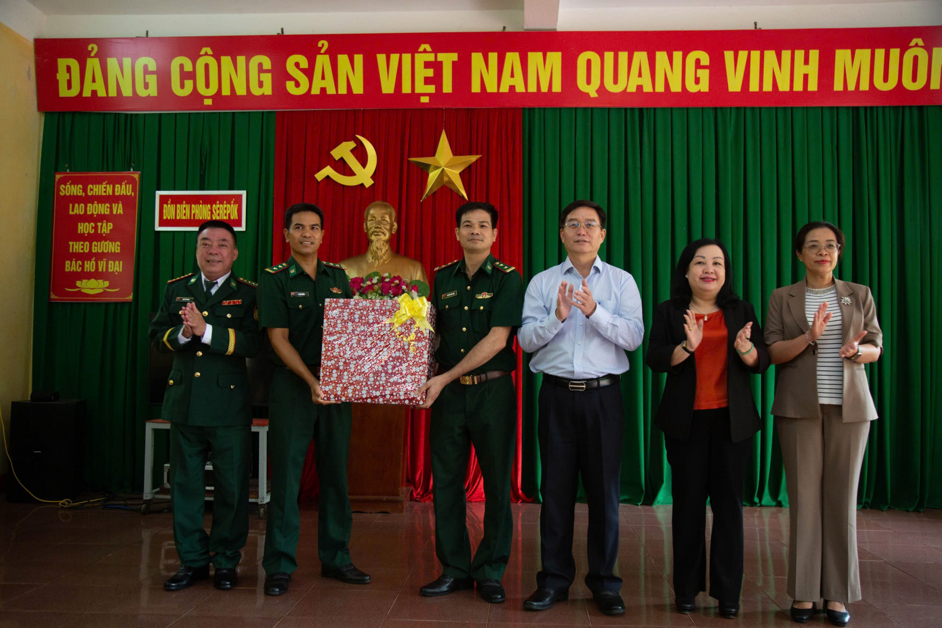 Đoàn công tác gặp gỡ, động viên và tặng quà cán bộ, chiến sĩ Đồn Biên phòng Sê Rê Pốk. Ảnh: CTV