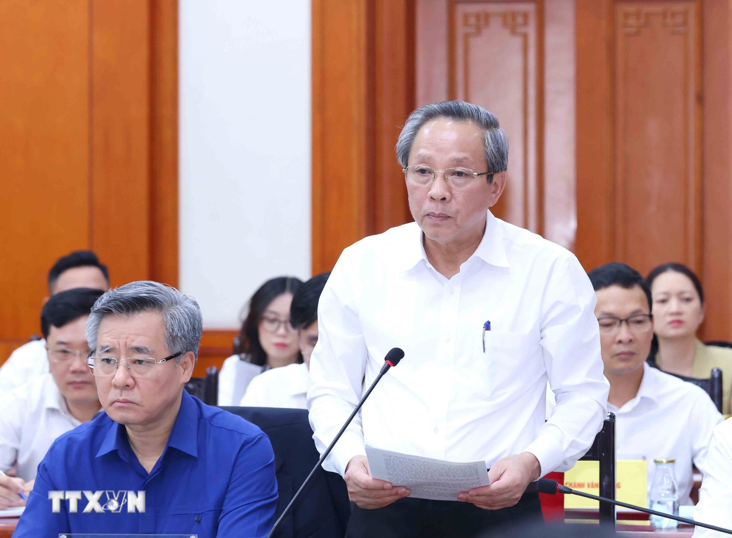 Đồng chí Hoàng Đăng Quang, Ủy viên Trung ương Đảng, Phó Trưởng Ban Thường trực Ban Tổ chức Trung ương trình bày báo cáo tại buổi làm việc. Ảnh: TTXVN