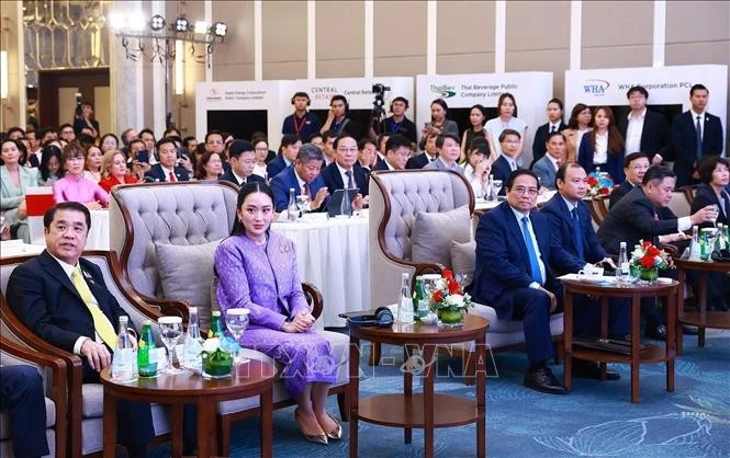 Vietnamese Prime Minister Pham Minh Chinh and his Thai counterpart Paetongtarn Shinawatra at the business forum in Hanoi on May 16. Photo: VNA