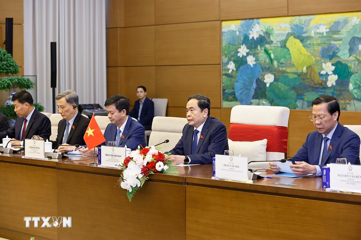Chủ tịch Quốc hội Trần Thanh Mẫn và thành viên đoàn Việt Nam tại cuộc hội kiến Thủ tướng Thái Lan Paetongtarn Shinawatra. Ảnh: TTXVN