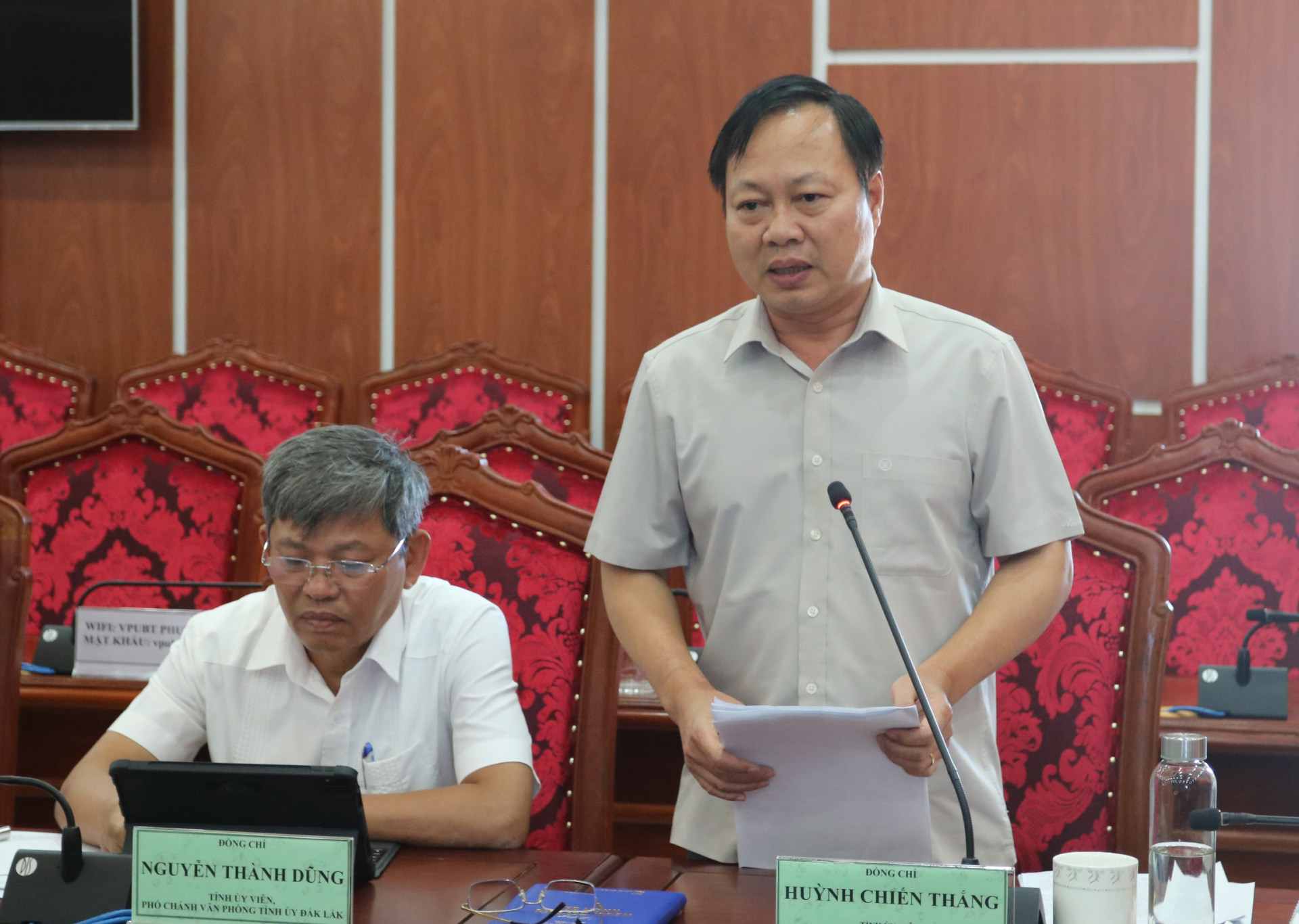 Ông Huỳnh Chiến Thắng, Hiệu trưởng Trường Chính trị tỉnh Đắk Lắk trình bày đề cương dự thảo Báo cáo chính trị trình Đại hội đại biểu Đảng bộ tỉnh Đắk Lắk (mới) nhiệm kỳ 2025-2030. Ảnh: HÀ MY