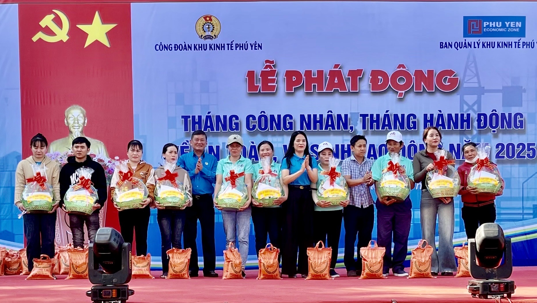 Đồng chí Đặng Ngọc Anh (thứ 5 từ trái sang) cùng lãnh đạo Công đoàn KKT tỉnh trao 65 suất quà cho đoàn viên, người lao động có hoàn cảnh khó khăn. Ảnh: HÀ ANH
