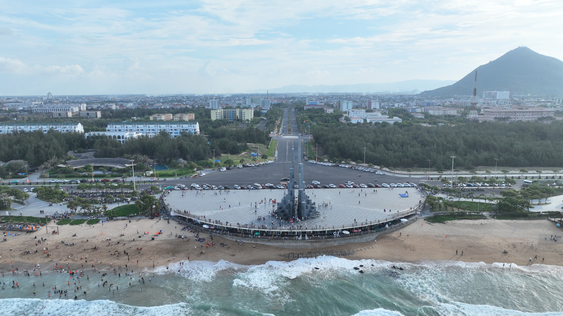 In order to enhance the appeal of the coastal area, since 2022, Tuy Hoa City has developed a pilot project for marine sports and recreational activities. In the photo: Nghinh Phong Tower attracting a large number of visitors who come to explore and learn more