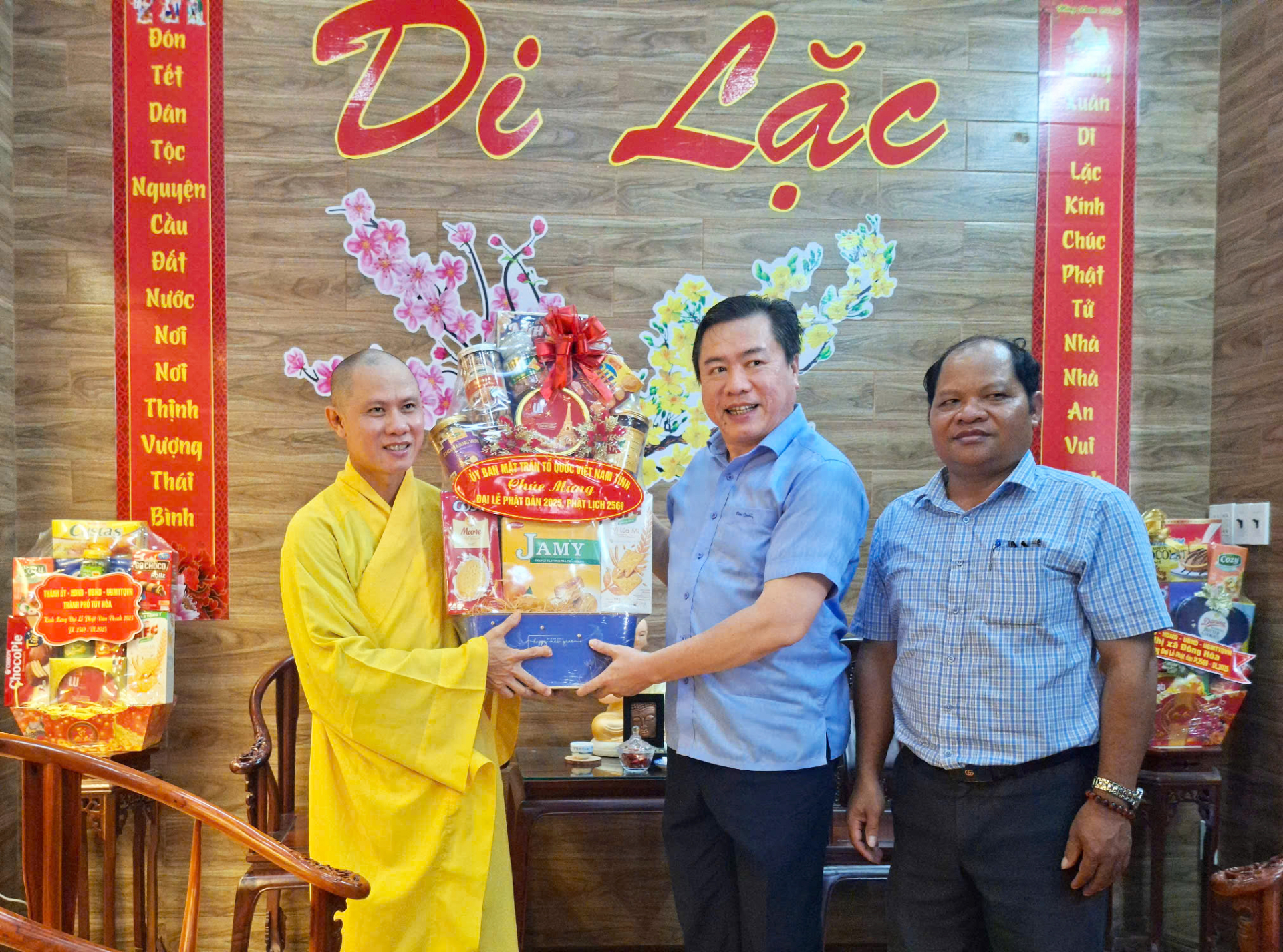 Lãnh đạo Ủy ban MTTQ tỉnh thăm, chúc mừng chức sắc, chức việc nhân đại lễ Phật đản