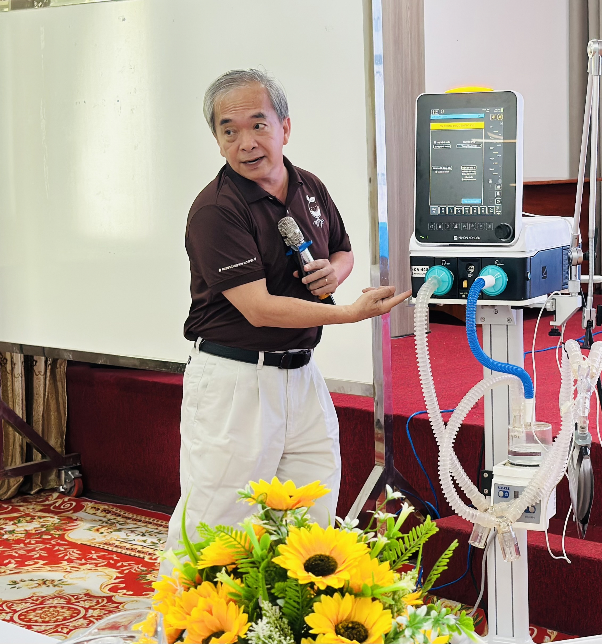 ThS.BS Đặng Thanh Tuấn nói về cấu tạo, chức năng, lắp ráp và khử khuẩn máy thở. Ảnh: YÊN LAN
