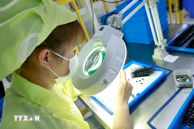 Sản xuất linh kiện điện tử. Nguồn: TTXVN
