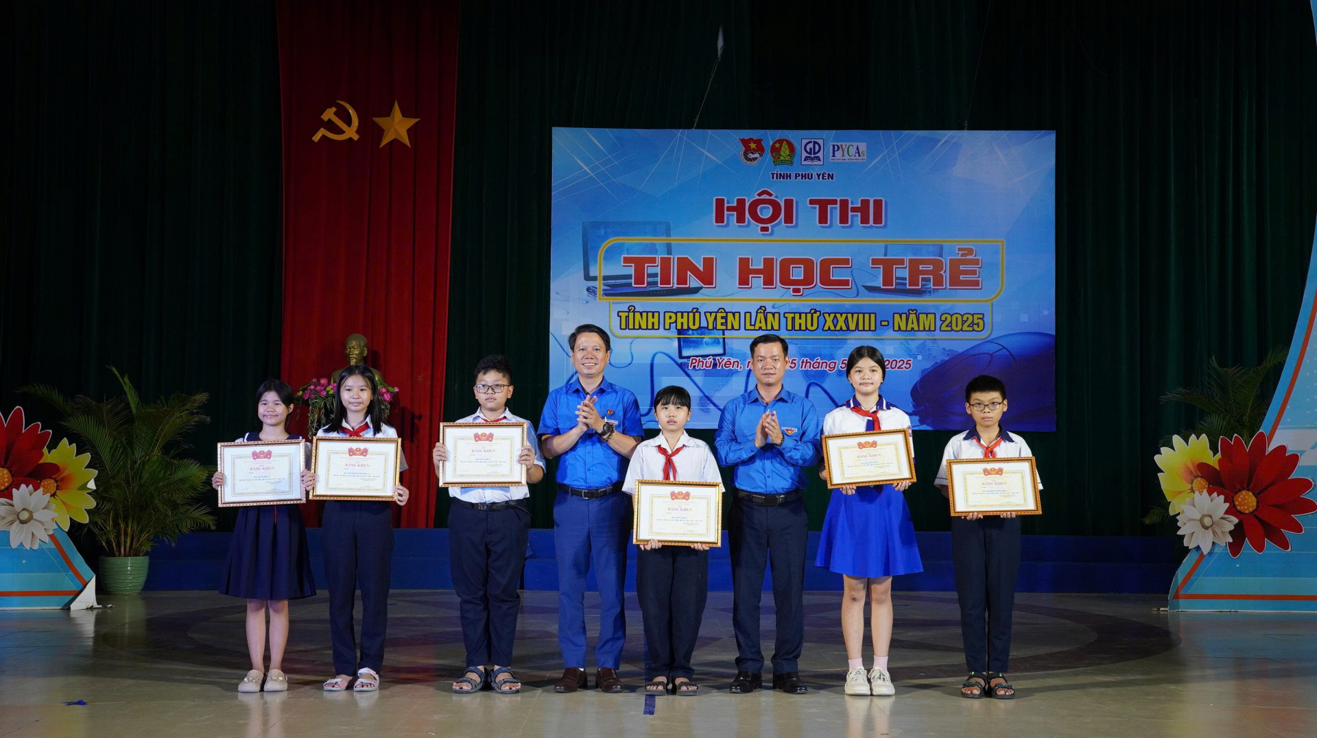 Thường trực Tỉnh đoàn trao giải cho các thí sinh ở bảng A. Ảnh: BẢO KÍNH
