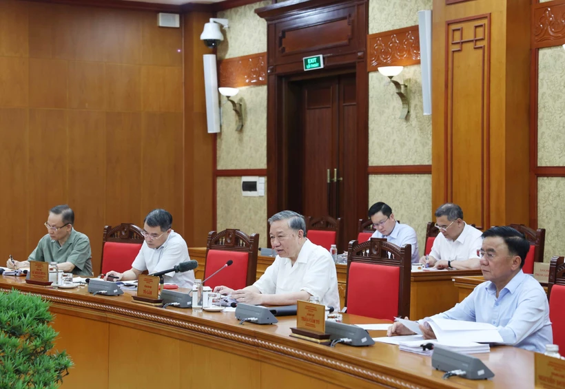 Party General Secretary To Lam (second from right) speaks at the Secretariat meeting. Photo: VNA