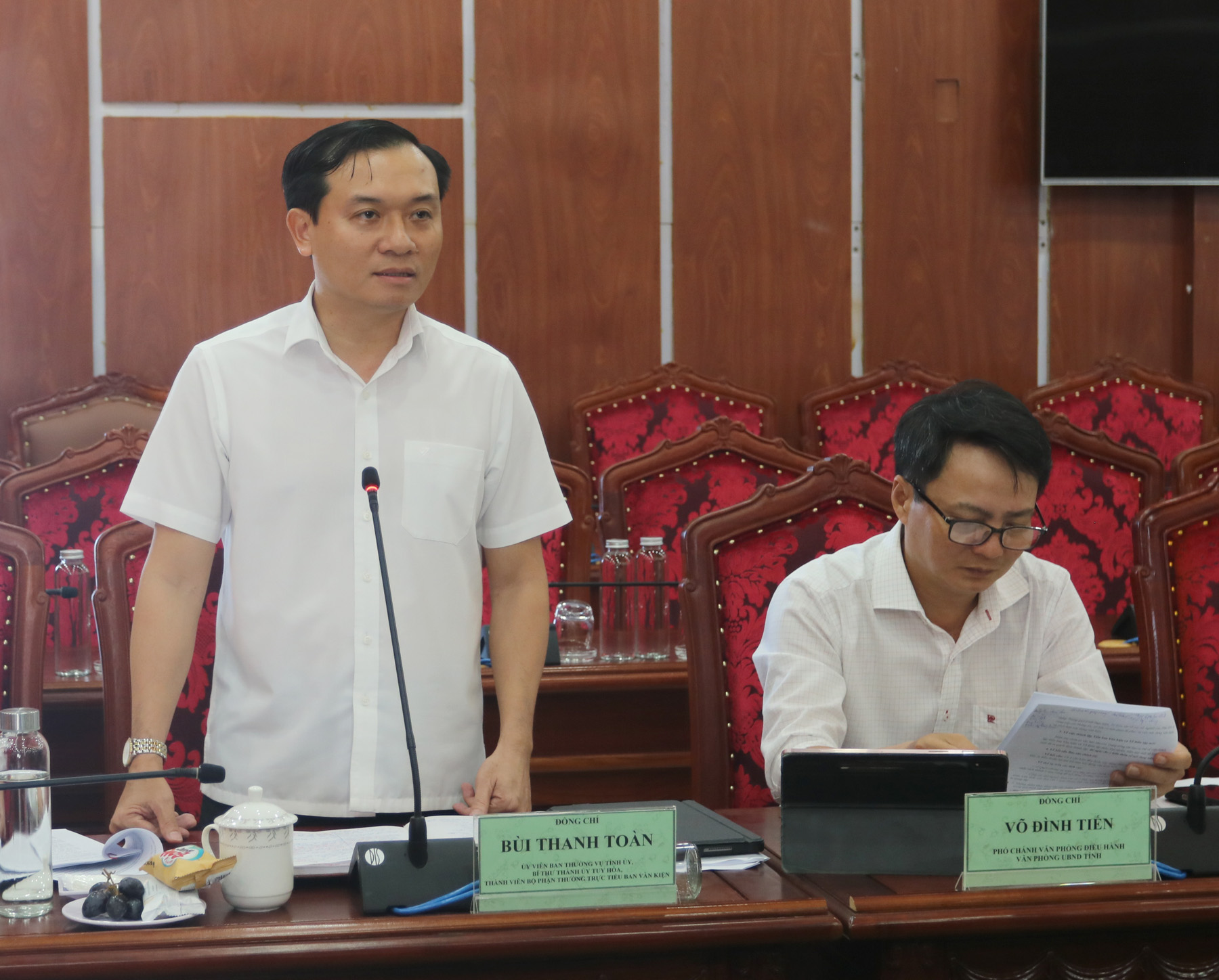 Đồng chí Bùi Thanh Toàn, Ủy viên Ban Thường vụ Tỉnh ủy, Bí thư Thành ủy Tuy Hòa tham gia ý kiến tại buổi làm việc. Ảnh: HÀ MY