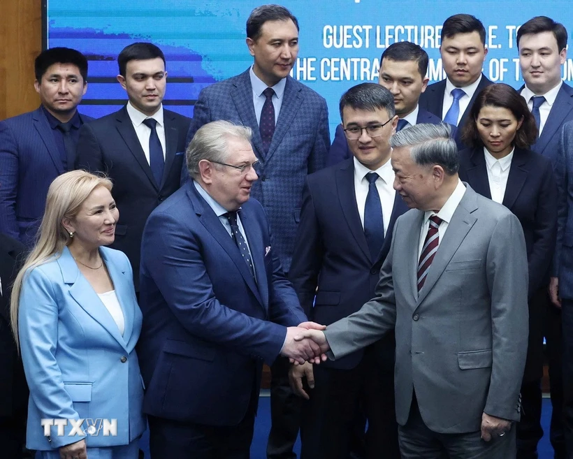 Tổng Bí thư Tô Lâm và lãnh đạo, giảng viên, học viên Học viện Hành chính Công trực thuộc Tổng thống Kazakhstan. Ảnh: TTXVN