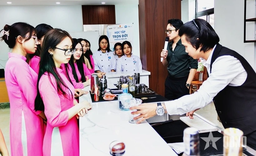 Students of Hanoi Tourism College practice bartending. Photo: qdnd.vn