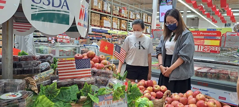 Consumers at a supermarket in HCM City. Photo: baodautu.vn