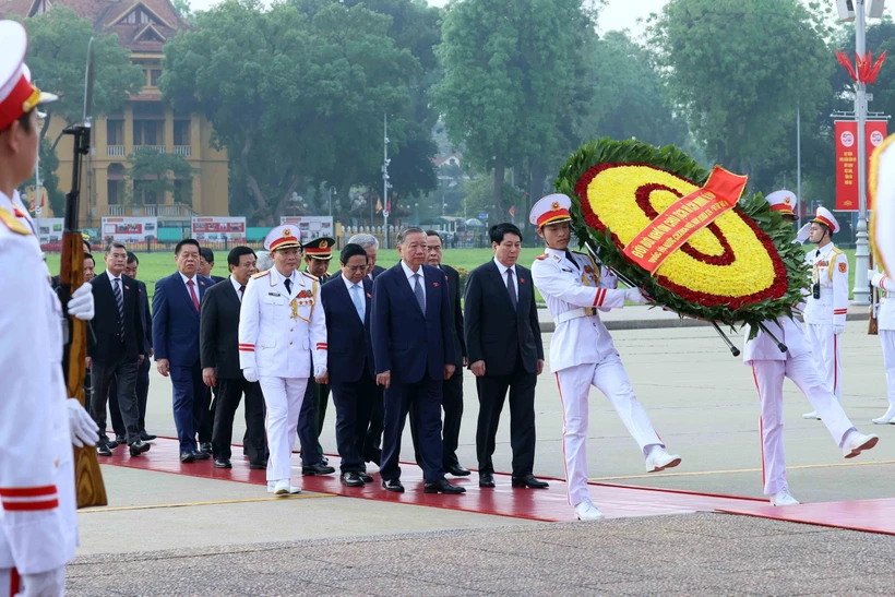 Party and State leaders, and NA deputies pay tribute to President Ho Chi Minh. Photo: VNA