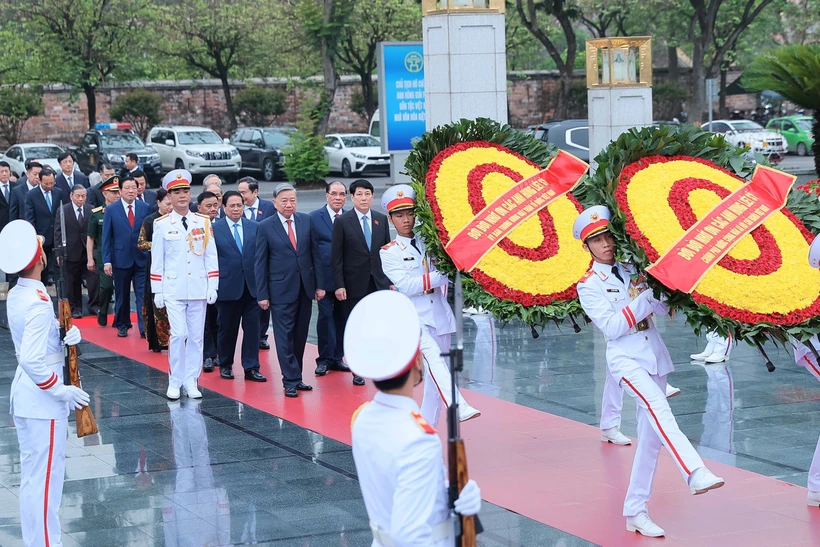 Party and State leaders lay wreaths at President Ho Chi Minhs Mausoleum on May 19 morning. Photo: VNA
