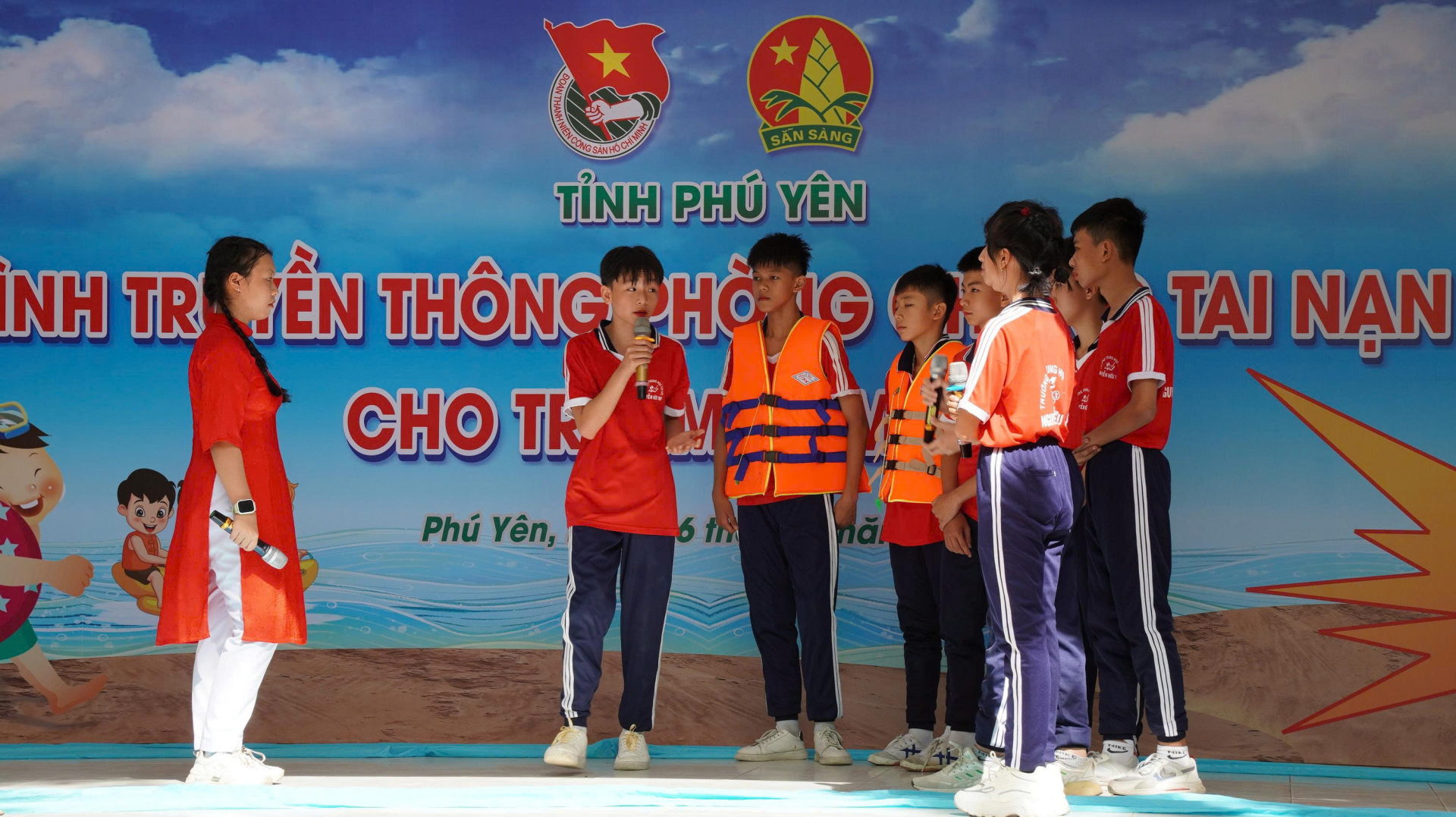 Học sinh diễn tiểu phẩm tuyên truyền về công tác phòng chống đuối nước. Ảnh: BẢO KÍNH