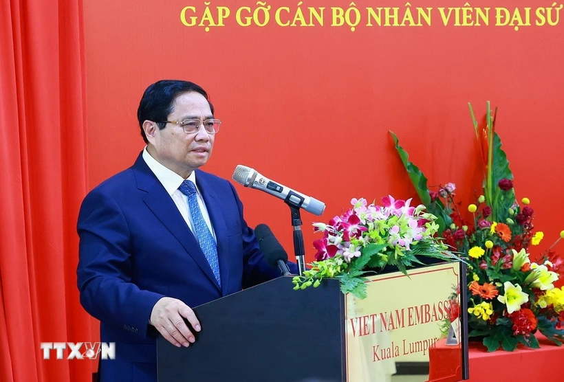 Thủ tướng Phạm Minh Chính phát biểu tại buổi gặp cán bộ, nhân viên, Đại sứ quán và đại diện cộng đồng người Việt Nam tại Malaysia. Ảnh: TTXVN