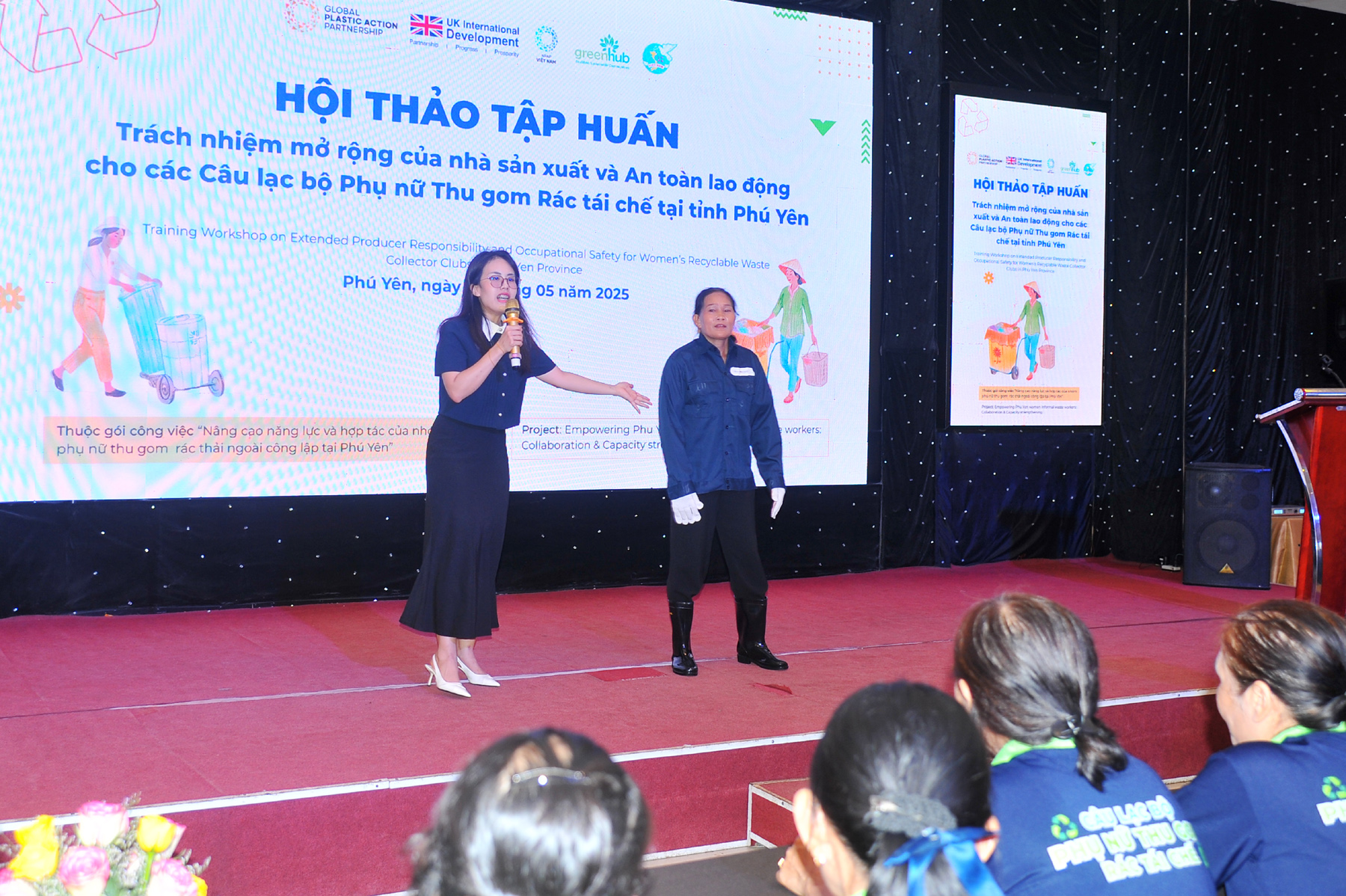 Đại diện GreenHub hướng dẫn bảo hộ nhằm an toàn lao động, bảo vệ sức khỏe cho phụ nữ thu gom rác tái chế. Ảnh: ANH NGỌC