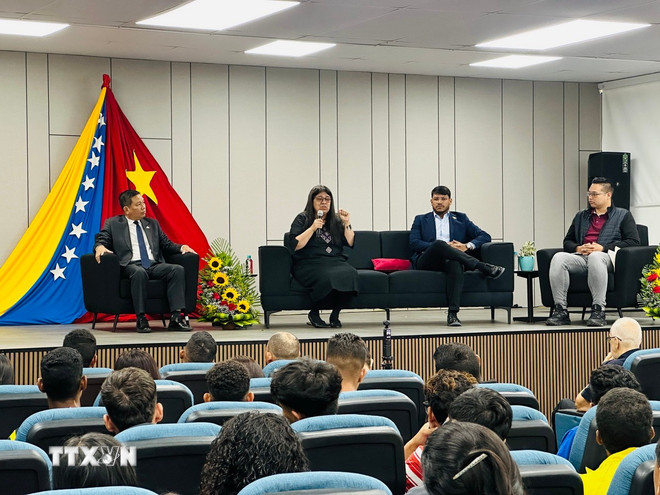 Thứ trưởng Ngoại giao Venezuela Tatiana Pugh trao đổi tại buổi lễ. Ảnh: TTXVN